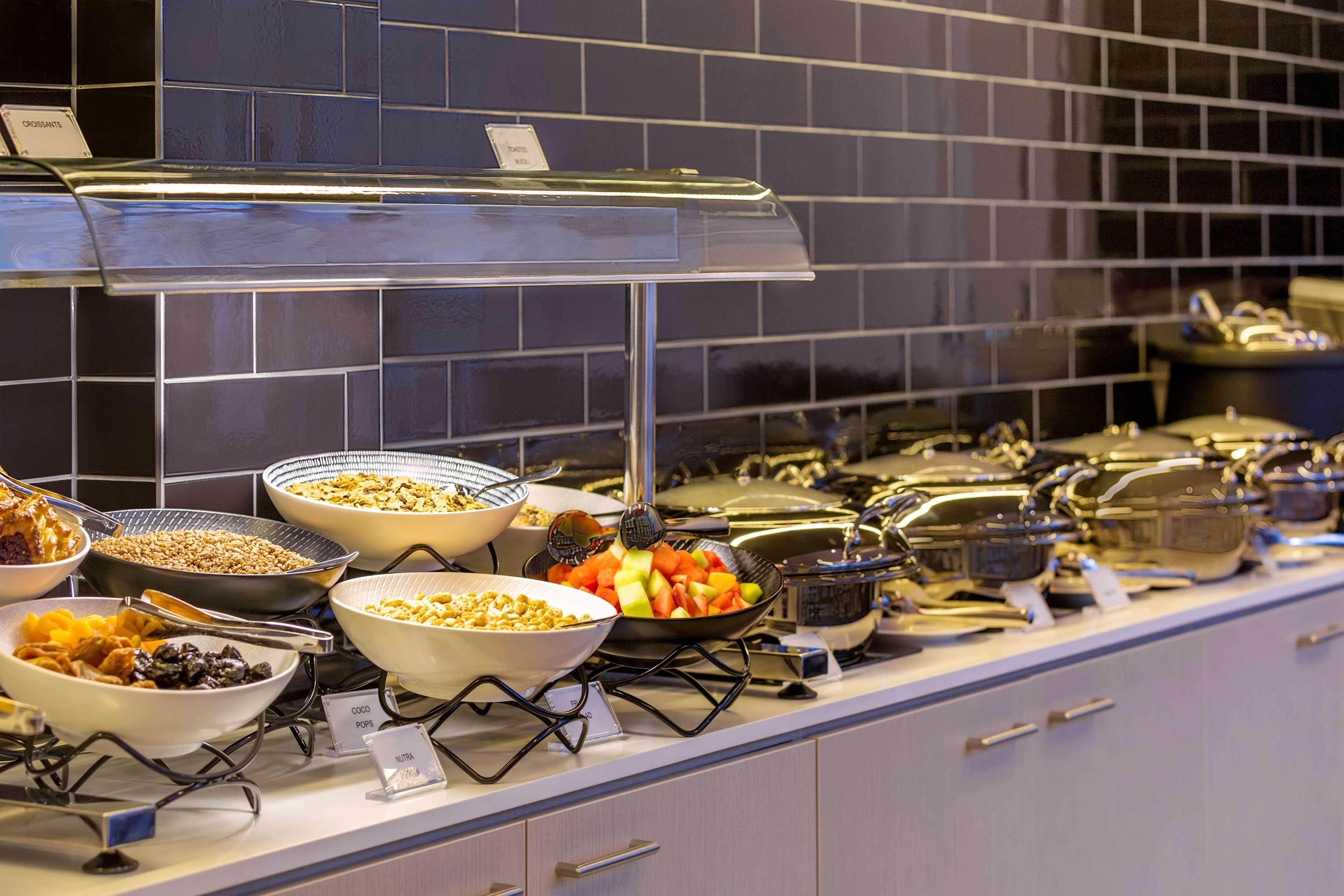 Travelodge Hotel Sydney Airport Екстериор снимка Breakfast buffet at a hotel