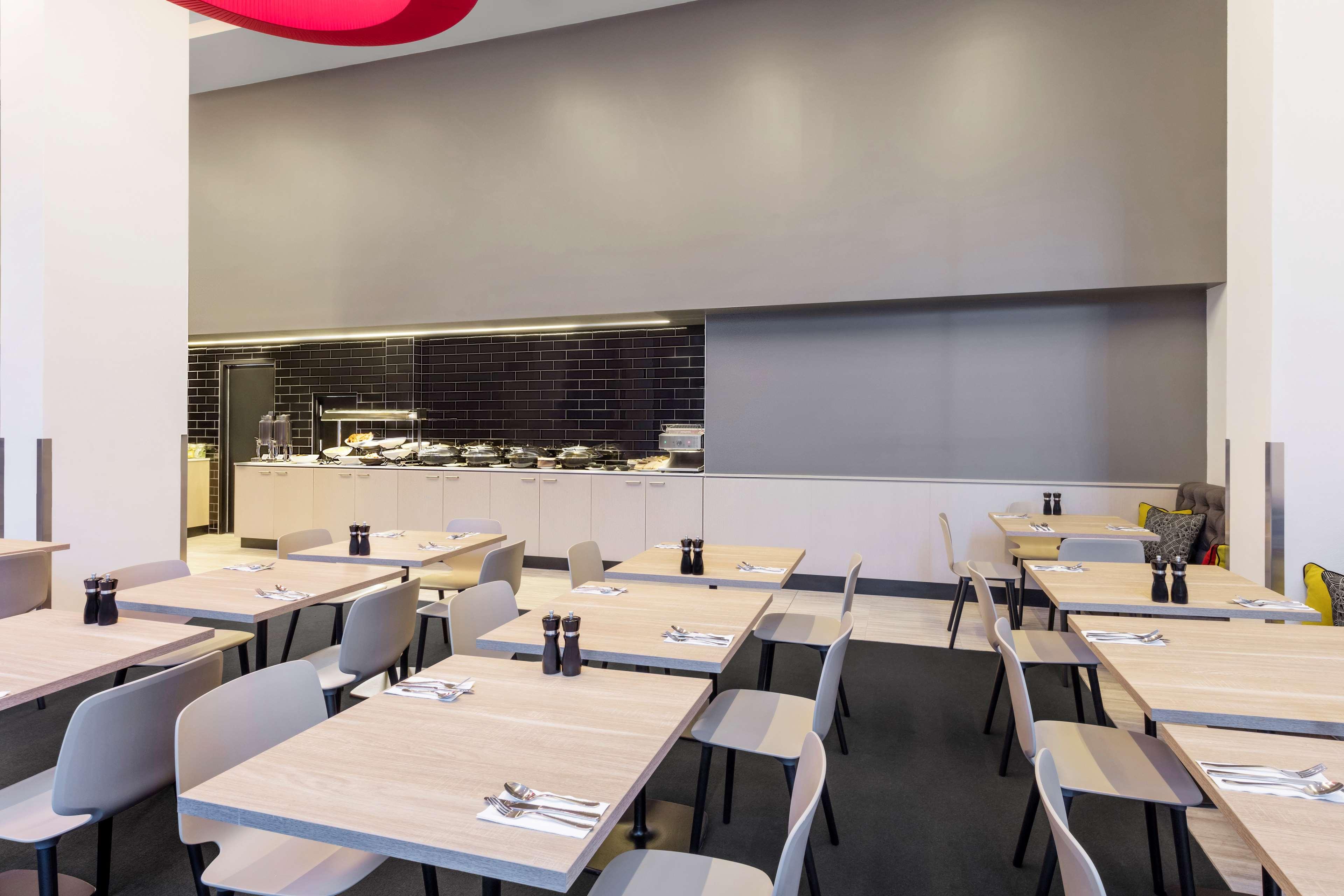 Travelodge Hotel Sydney Airport Екстериор снимка Breakfast buffet at a modern hotel