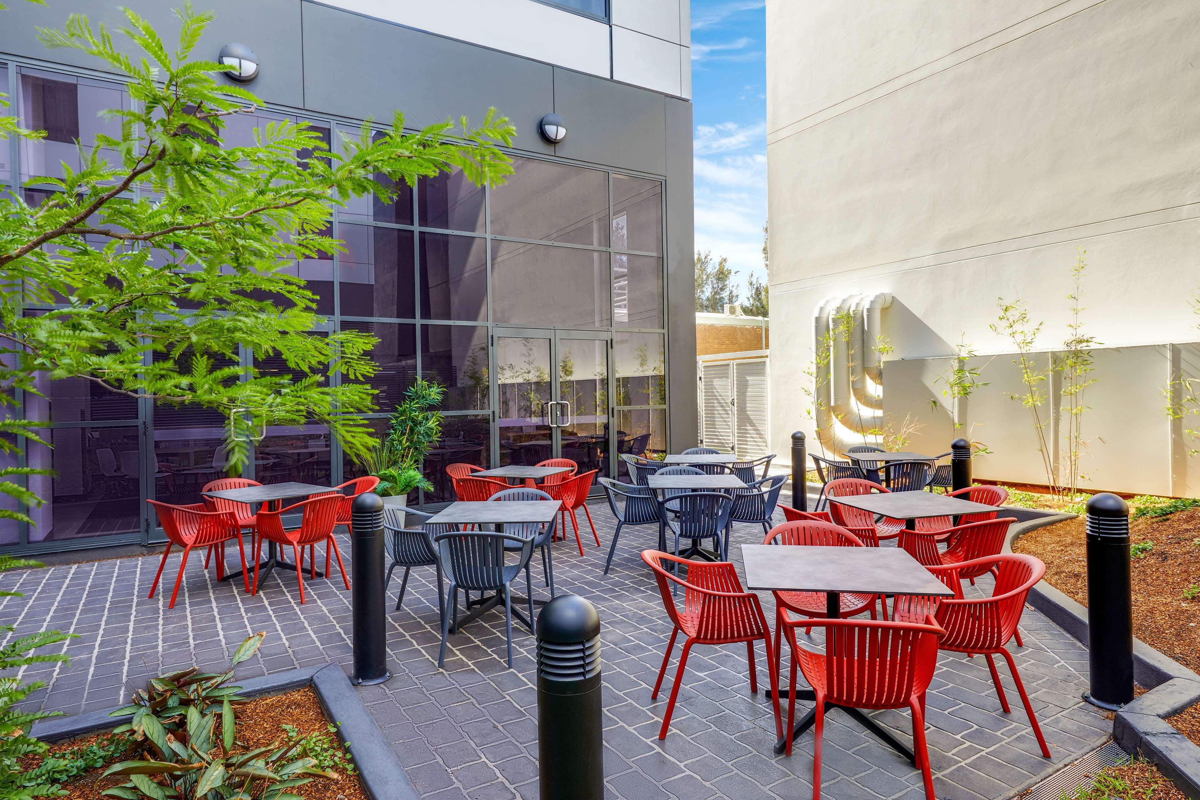 Travelodge Hotel Sydney Airport Екстериор снимка "The building is a 100% green building"